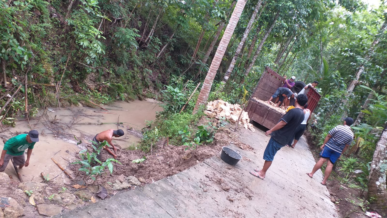 Gotong Royong Pembersihan Sungai Dan Membuat Tanggul